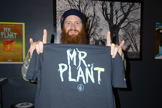 pat-moore-mr-plant-volcom-snowboarding