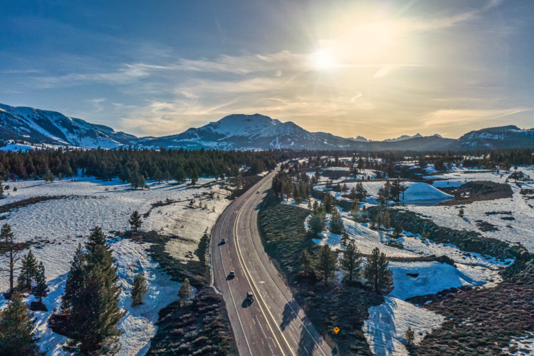 The 395 into Mammoth Lakes. p: Lucky Lopez