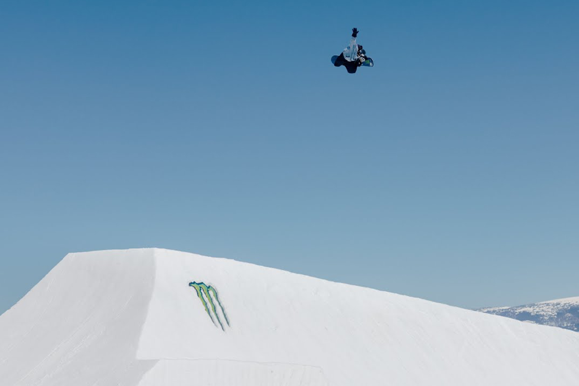 Le Siberian Express arrive à Jackson Hole – Vidéo de l’équipe Monster Energy – Snowboard Magazine